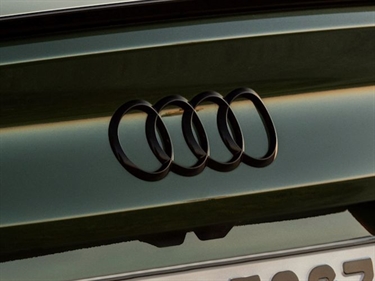 Audi A5, S5 Audi ringe i sort højglans til bagklap