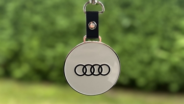 Audi x TaylorMade Metalemblem til Golfbag