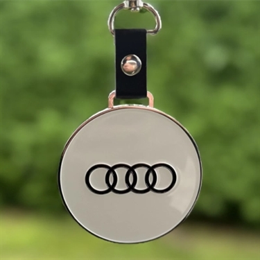 Audi x TaylorMade Metalemblem til Golfbag
